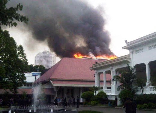 Sekretariat Negara Terbakar, Dikerahkan 35 Mobil Pemadam Kebakaran